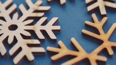 Ev dekorasyonu için el yapımı ahşap kar taneleri 4K ultra HD video klipte çekildi. Tatil sezonunda Noel ağacı süslemesi için doğal ekolojik ahşap malzemelerden kesilmiş el yapımı kar tanesi figürleri. 