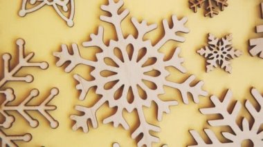 Ev dekorasyonu için el yapımı ahşap kar taneleri 4K ultra HD video klipte çekildi. Tatil sezonunda Noel ağacı süslemesi için doğal ekolojik ahşap malzemelerden kesilmiş el yapımı kar tanesi figürleri. 