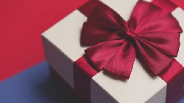 Caixa Presente Branca Bonita Com Arco Vermelho Para Presentes Férias — Vídeo de Stock