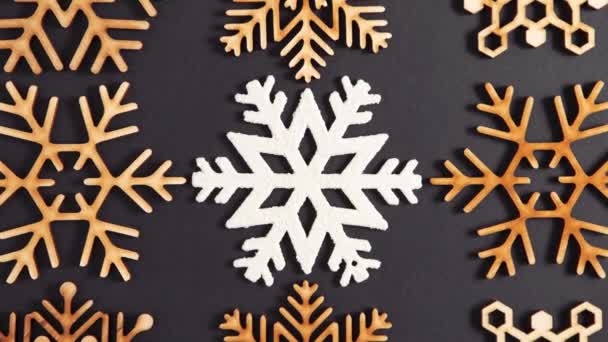 4K超Hdで上から直接撮影された家の装飾のための木製の雪片のフラットレイビデオクリップ 手作り雪のフレークとクリスマスツリーのおもちゃのフッテージは ズームアウト効果で黒の背景に撮影 — ストック動画