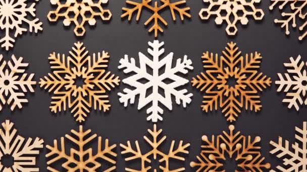 Flat Lay Videoclip Van Houten Sneeuwvlokken Voor Home Decor Gefilmd — Stockvideo