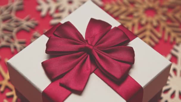 Schöne Weiße Geschenkschachtel Mit Roter Schleife Für Winterliche Urlaubsgeschenke — Stockvideo