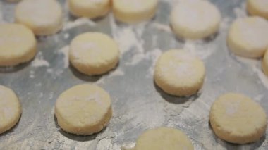 Quark gözlemeleri Rus restoranının mutfağında akşam yemeği için pişiriliyor. 