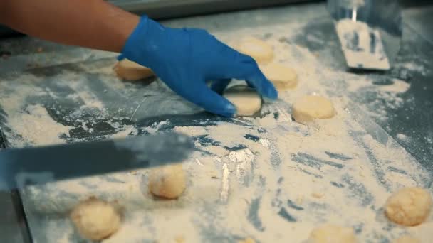 Koch Bereitete Quark Pfannkuchen Zum Abendessen Restaurantküche — Stockvideo