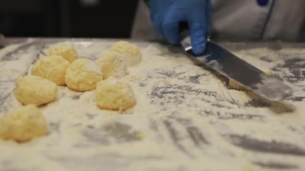 Cook Prepara Frittelle Quark Nella Cucina Del Ristorante Piatto Syrniki — Video Stock