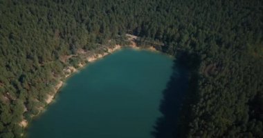 Ukrayna 'daki Blue Lakes doğal tatil köyünün insansız hava aracı videosu. Uçan İHA kamerası yukarıdan mavi su ve yeşil ormanın görüntülerini çeker. Avrupa 'da seyahat hedefi