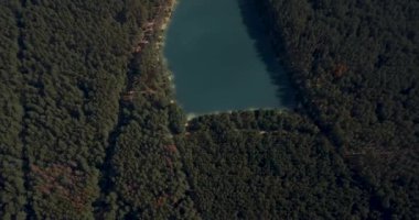 Ukrayna 'daki Blue Lakes doğal tatil köyünün insansız hava aracı videosu. Uçan İHA kamerası yukarıdan mavi su ve yeşil ormanın görüntülerini çeker. Avrupa 'da seyahat hedefi