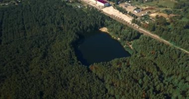 Ukrayna 'daki Blue Lakes doğal tatil köyünün insansız hava aracı videosu. Uçan İHA kamerası yukarıdan mavi su ve yeşil ormanın görüntülerini çeker. Avrupa 'da seyahat hedefi