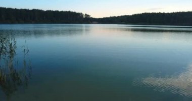 Ukrayna 'daki Blue Lakes doğal tatil köyünün insansız hava aracı videosu. Uçan İHA kameraları mavi su yüzeyinin yüzeyin üstünde alçaktan uçarken görüntülerini çeker. Avrupa 'da seyahat hedefi