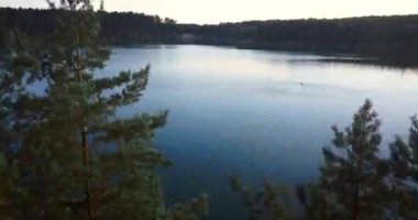 Ukrayna 'daki Blue Lakes doğal tatil köyünün insansız hava aracı videosu. Uçan İHA kamerası yukarıdan mavi su ve yeşil ormanın görüntülerini çeker. Avrupa 'da seyahat hedefi