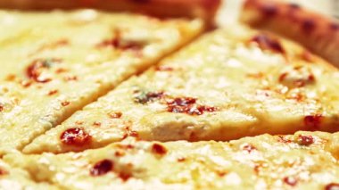 Fırında dört peynirli pizza.
