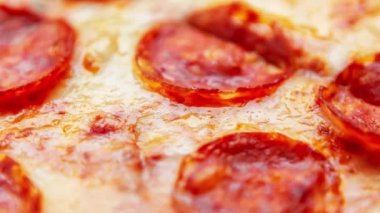 Lezzetli İtalyan pepperonili pizzalar masanın üstünde düz bir şekilde filme alınır. Akşam yemeği için karton kutuda taze fast food servis edilir. Fast food restoranından sıcak pizza.