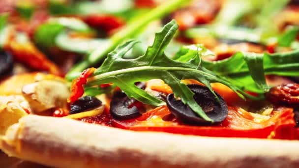 Pizza Rúcula Vegetariana Con Aceitunas Negras Pausa Tomate Horneada Horno — Vídeos de Stock