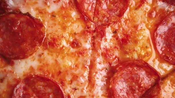 Włoska Pizza Pepperoni Topionym Serem Mozzarella Sfilmowana Bliska — Wideo stockowe