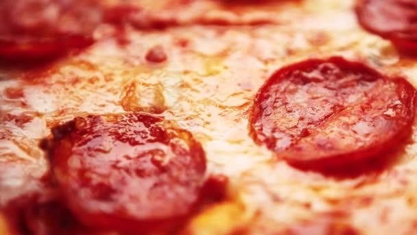 イタリアのファーストフードレストランで夕食のためにオーブンで焼かれたペパロニピザ — ストック動画