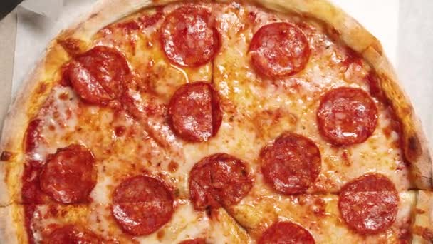 Deliciosas Pizzas Italianas Pepperoni Filmadas Directamente Desde Arriba Estilo Laico — Vídeos de Stock