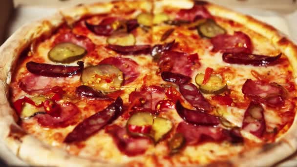 Pizza Pikantna Wędzonymi Kiełbaskami Ogórkami Marynowanymi Topionym Serem Mozzarella Pieczonym — Wideo stockowe