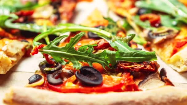 Skiva Vegetarisk Pizza Med Ruccola Oliver Och Tomatsås — Stockvideo