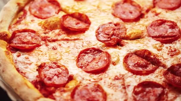 Deliciosas Pizzas Italianas Pepperoni Filmadas Directamente Desde Arriba Estilo Laico — Vídeo de stock