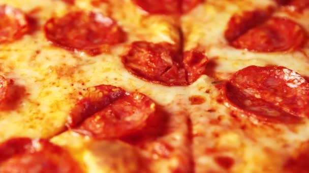 テーブルの上のフラットレイアウトスタイルで直接撮影されたおいしいイタリアのペパロニピザの配達 ディナーのために段ボール箱に配信された新鮮なファーストフード ファーストフードレストランから配信されたホットピザ — ストック動画