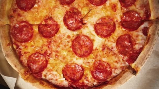 Deliciosas Pizzas Italianas Pepperoni Filmadas Directamente Desde Arriba Estilo Laico — Vídeos de Stock