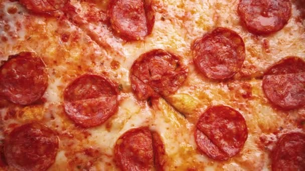 Deliciosas Pizzas Italianas Pepperoni Filmadas Directamente Desde Arriba Estilo Laico — Vídeos de Stock