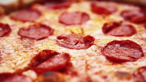 テーブルの上のフラットレイアウトスタイルで直接撮影されたおいしいイタリアのペパロニピザの配達 ディナーのために段ボール箱に配信された新鮮なファーストフード ファーストフードレストランから配信されたホットピザ — ストック動画