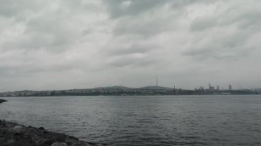İstanbulda Marmara Denizi 'nde Boğaz' ın panoramik video klibi. Türkiye 'de İstanbul Boğazı' nın panorama görüntüsü fırtınalı bahar gününde çekildi.