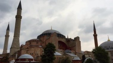 İSTANBUL - 8 Mayıs 2018: Baharda Ayasofya Büyük Camii çekildi. İstanbul 'un merkezinde güzel tarihi bir yer. Popüler turizm merkezi. Minareleri ve mihrab' ı olan dev bir İslami tapınak.