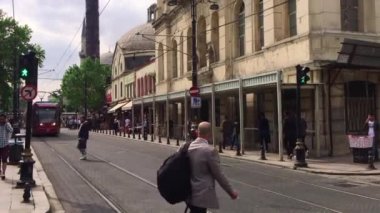 İstanbul, Türkiye - 8 Mayıs 2018: Tramvay şehir caddesinde geçiyor