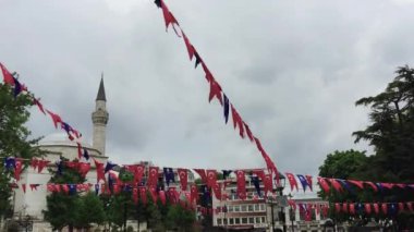 İSTANBUL - 8 Mayıs 2018: İstanbullu kırmızı arka planda beyaz yıldız ve hilal ile Türkiye 'nin ulusal bayrakları. Geleneksel Türk sembolü Türk Bayragi, seçmelerden önce baharda açık havada çekti.