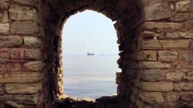 Boğazdaki su yolunda sürüklenen tanker gemileri. Arka planda Boğazın kirli kıyı şeridi ve endüstriyel tankerlerin video klibi..