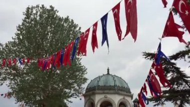 İstanbul, Türkiye - 8 Mayıs 2018: Bayraklar ve tarihi bina