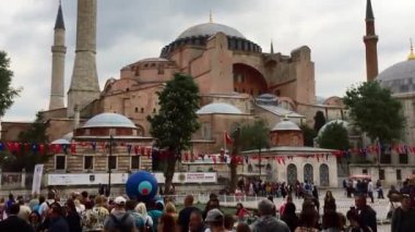 İSTANBUL - 8 Mayıs 2018: Baharda Ayasofya Büyük Camii çekildi. İstanbul 'un merkezinde tarihi bir dönüm noktası. Türkiye' de açık havada yürüyen turistler. Minareleri ve mihrab 'ı olan İslam tapınağı.