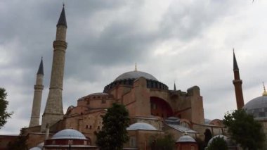 İSTANBUL - 8 Mayıs 2018: Baharda Ayasofya Büyük Camii çekildi. İstanbul 'un merkezinde güzel tarihi bir yer. Popüler turizm merkezi. Minareleri ve mihrab' ı olan dev bir İslami tapınak.