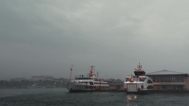 Istanbul Maio 2018 Navios Cais Bósforo Filmados Dia Chuvoso Primavera — Vídeo de Stock