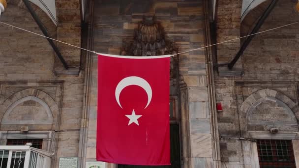イスタンブール 2018年5月8日 イスタンブール市内中心部のイスラムモスクの外観に設置された赤い背景に白い星と三日月を持つトルコの国旗伝統的なトルコのシンボルトルコ バイラギ — ストック動画