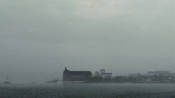 イスタンブールのボスポラス水路は 激しい雲と鈍い光で嵐の日に撮影されました 悪天候の人気のある旅行先 — ストック動画