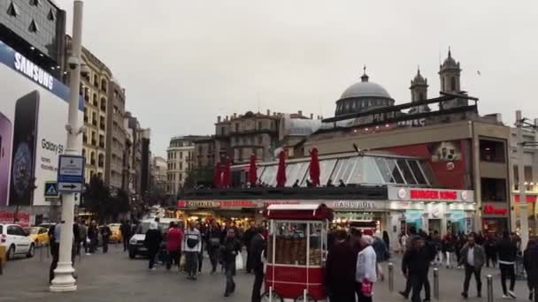 Istanbul May 2018 Таксимський Район Групою Людей Ходять Вулицею — стокове відео