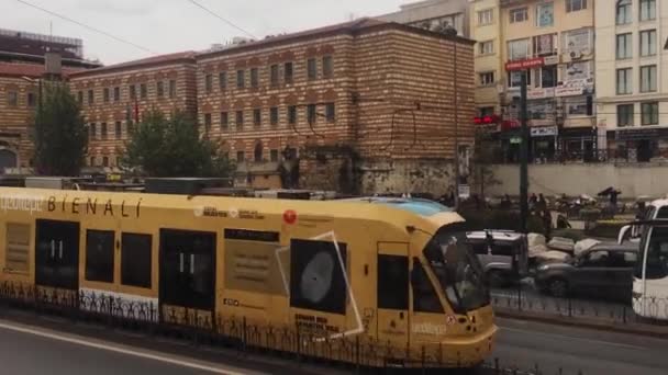 Istanbul Maj 2018 Spårvagn Vägtrafik Istanbuls Stadskärna Kollektivtrafik Största Turkiska — Stockvideo