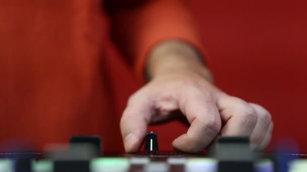 Хіп Хоп Подряпає Записи Відтворює Музику Допомогою Звукового Мікшерного Пристрою — стокове відео