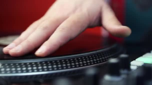 Hip Hop Poškrábe Vinylovou Desku Hudbou Gramofonu Hráče Close — Stock video