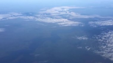 İlkbahar günü Türkiye üzerinde uçuş sırasında uçak penceresinden çekilen hava klibi. Uçaktan güzel bir görüntü.