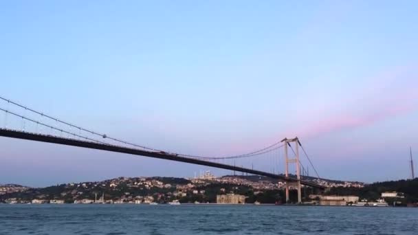 トルコのイスタンブール市近くのボスポルス海峡で撮影された船クルーズビデオ — ストック動画