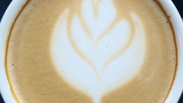 卡普西诺咖啡在意大利咖啡店吃午饭 有香味的拿铁饮料直接从上方拍摄 在餐馆的桌子上有放大效果 享用新鲜的 精力充沛的咖啡因饮品当早餐 — 图库视频影像