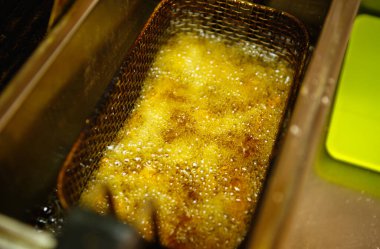 Fast food restoranının mutfağında kızartma kızartıcısı.