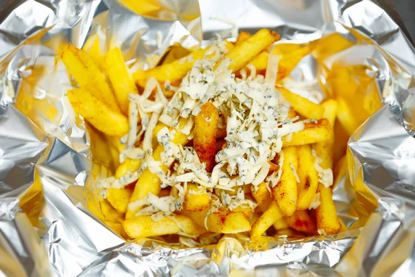 Batatas Fritas Entregues Folha Alumínio Para Jantar Batatas Fritas Preparadas — Fotografia de Stock