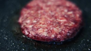 Yakın çekim video klipsinde kıymalı köfte kızartılıyor. Akşam yemeği için ev mutfağında kırmızı domuz eti pişiriliyor.