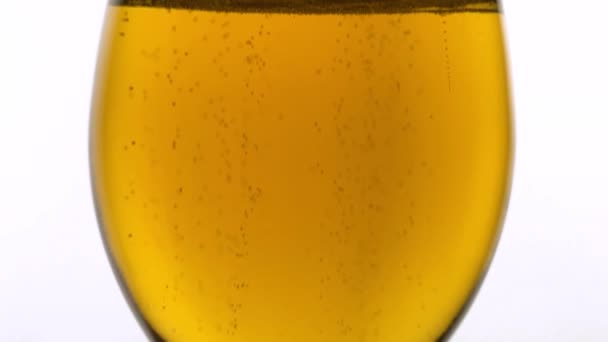 Lagerbierblasen Gefilmt Zeitlupe Genießen Sie Frisches Goldenes Bierglas Der Bar — Stockvideo