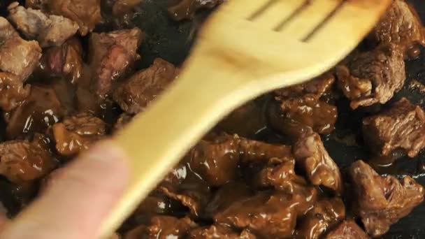 Fleischbraten Karamellsoße Zeitlupe Videoclip Nahaufnahme Gefilmt Leckeres Rinderfilet Wird Auf — Stockvideo